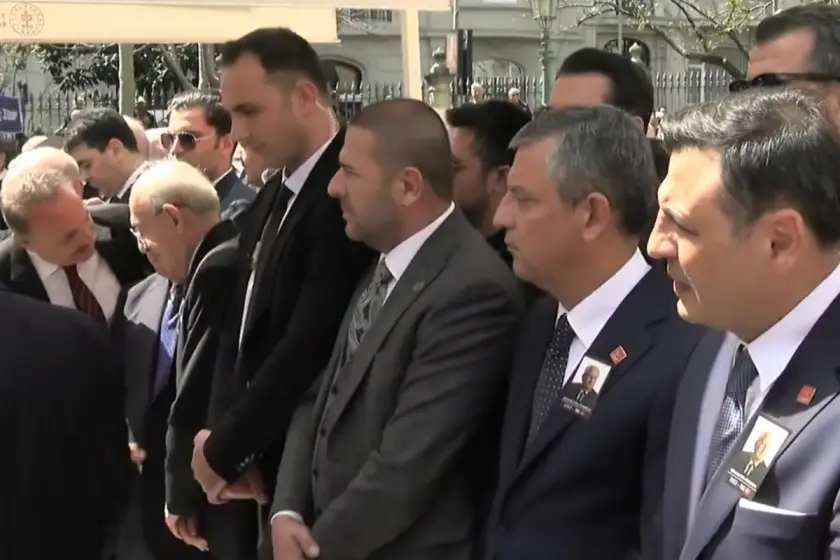 CHP’de saflar cenazede netleşti: Özel’in önünden geçip gittiler
