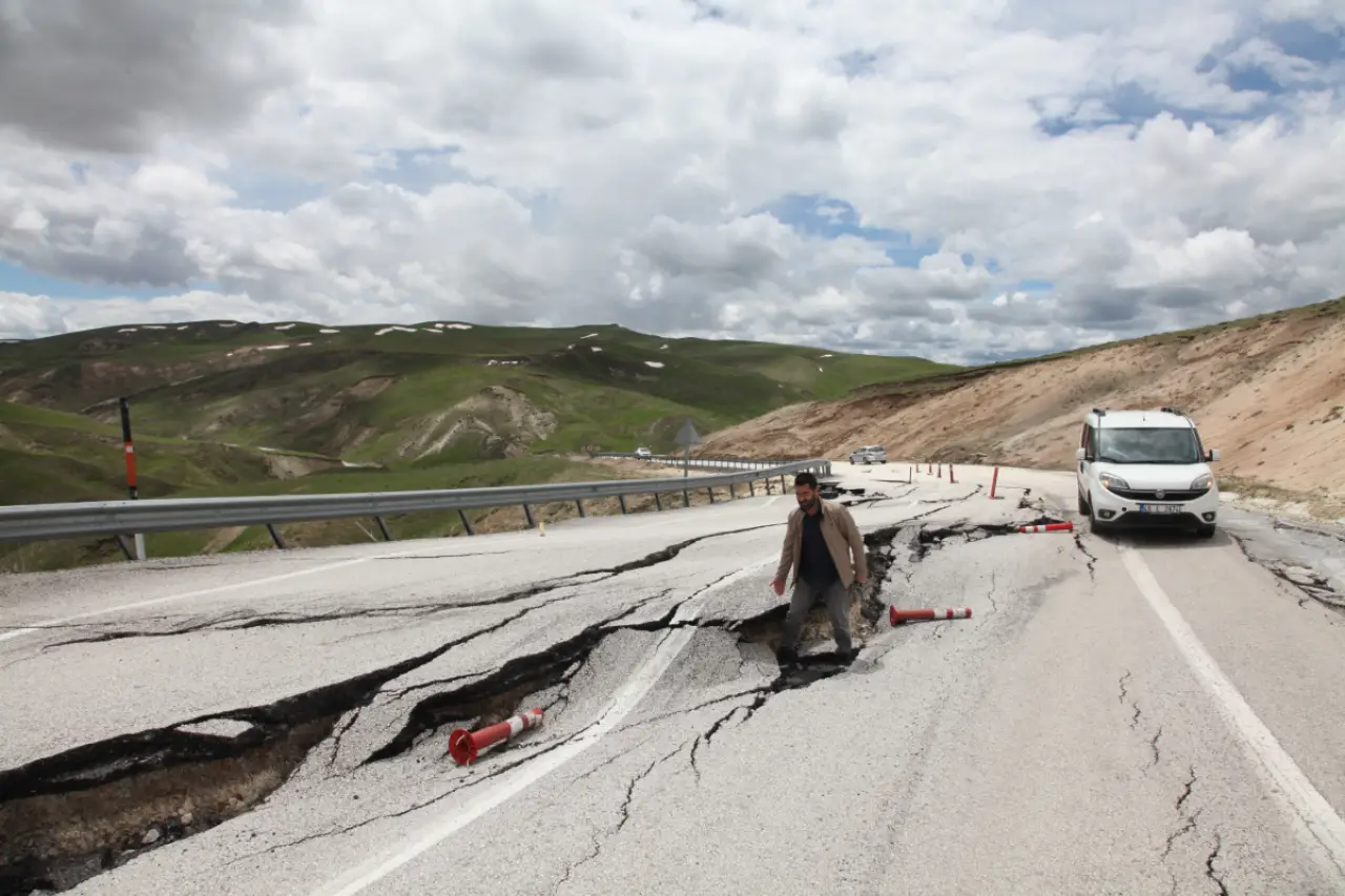 Ahlat-Malazgirt yolu çöktü: Gözler ihaleyi alan şirkete çevrildi